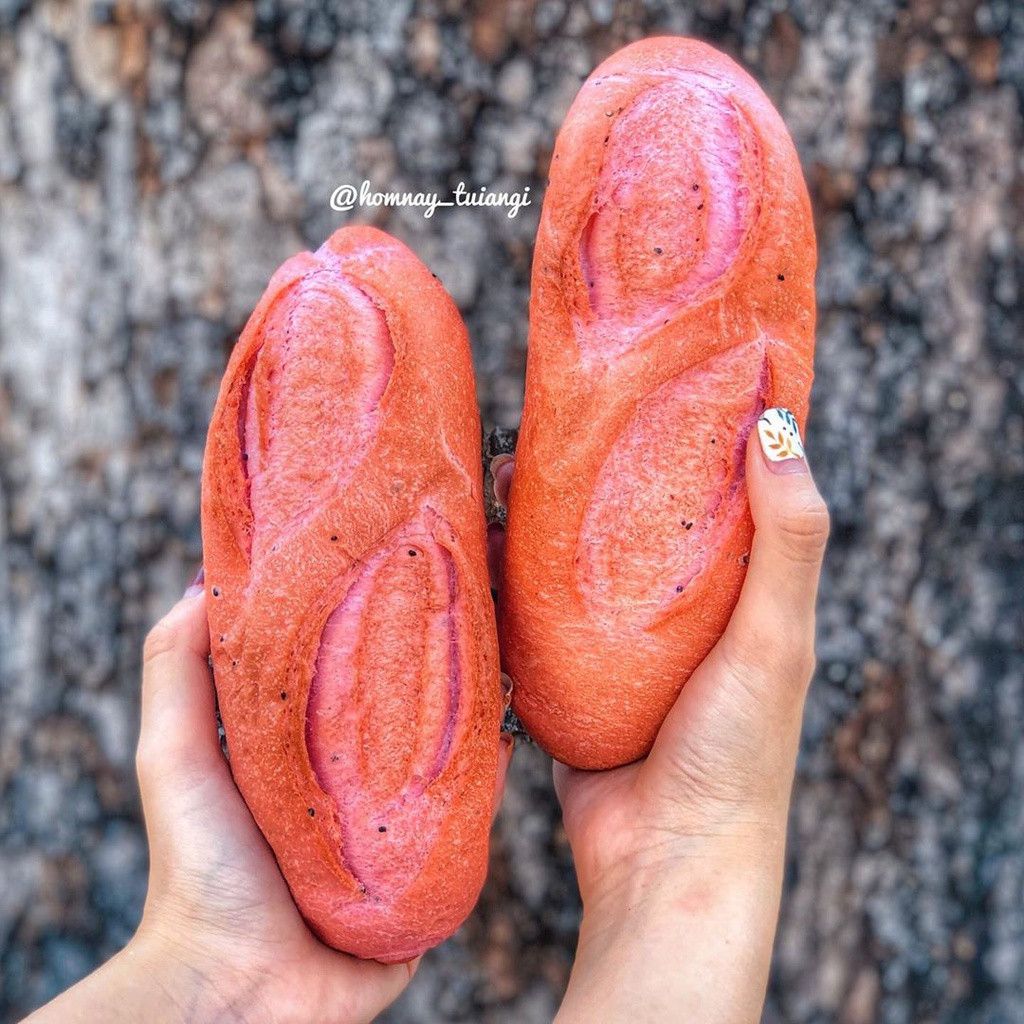 Trước đó, giữa lúc thanh long đang "kêu cứu", những chiếc bánh mì được làm từ loại quả ngọt lành thế này được ra đời, nhanh chóng trở thành tâm điểm chú ý đối với người dân Sài Gòn. Ảnh: Zing.