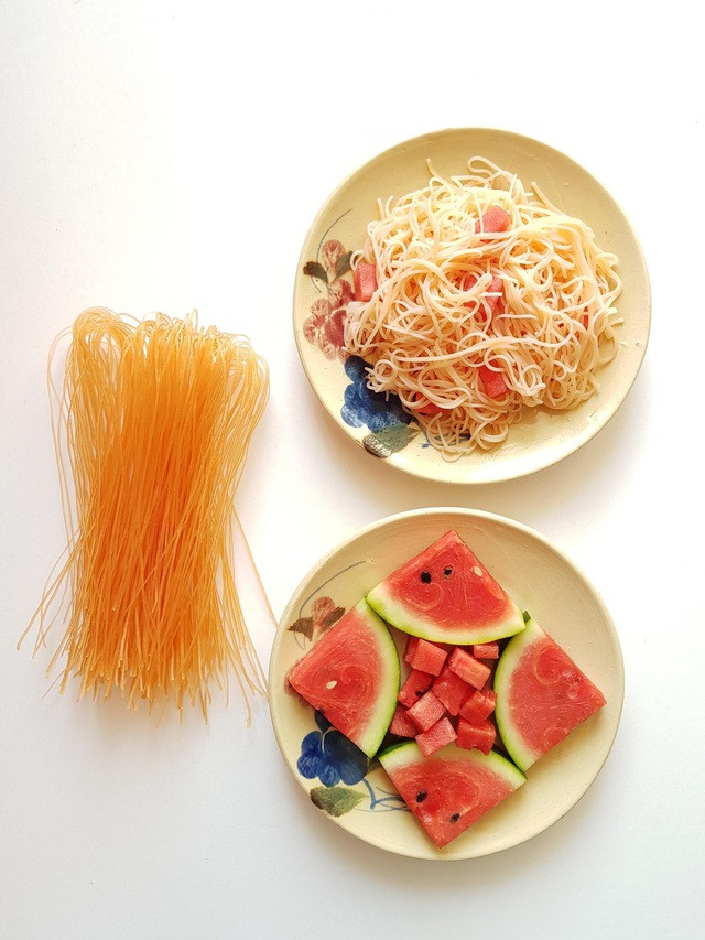 Mới đây, một doanh nghiệp về thực phẩm ở Củ Chi (TP HCM) đã cho ra đời loại bún dưa hấu có giá 12.000 đồng/gói 200g vô cùng độc đáo. Ảnh: Tin247.