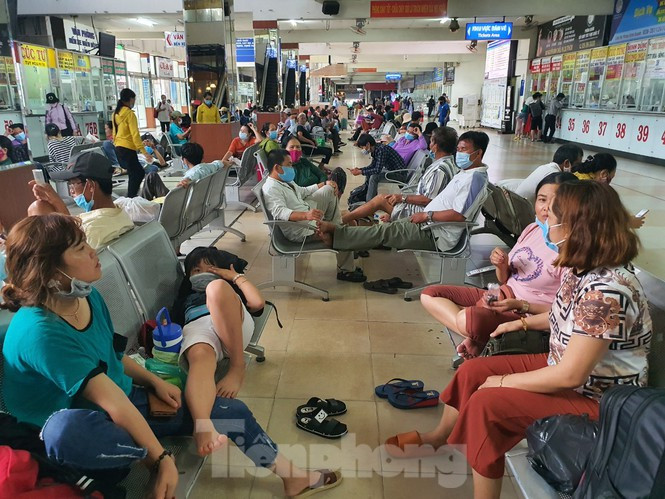 Bến xe cũng đã chuẩn bị 1.900 xe, tương ứng 32.000 chỗ đáp ứng nhu cầu khách nghỉ lễ. So với kỳ nghỉ lễ năm ngoái, ngày 1 và 2/9 năm nay lượng hành khách chỉ đạt khoảng 55-72%.