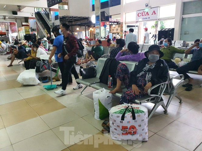 Ông Đỗ Phú Đạt, Phó giám đốc Bến xe Miền Đông cho biết, lễ 2/9 năm nay lượng khách qua bến dự báo tập trung từ chiều tối 1/9 với khoảng 14.000 lượt, ngày 2/9 có thể tăng nhưng chỉ khoảng 16.000 lượt.