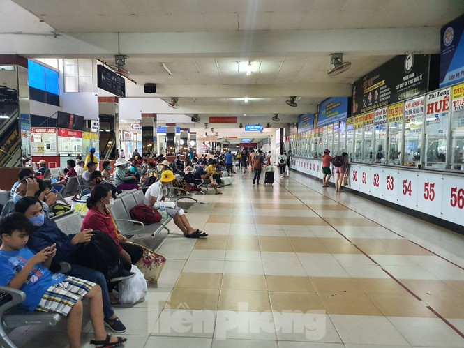 Một số quầy bán vé đi các điểm du lịch như Đà Lạt, Phan Thiết, Nha Trang cũng chỉ có lác đác một vài khách đến mua vé. Không còn cảnh xếp hàng dài chờ mua vé như những năm trước.