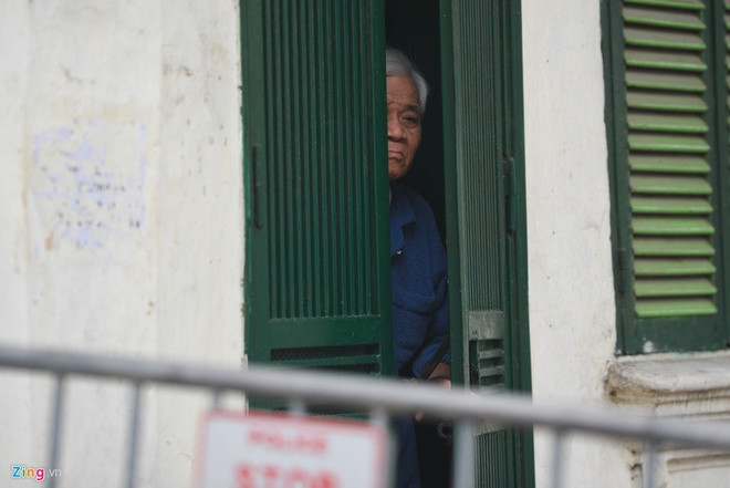 Người cách ly Covid-19 tự đo nhiệt độ cơ thể ít nhất 2 lần mỗi ngày, ghi chép kết quả đo và tình trạng sức khỏe chung vào phiếu theo dõi sức khoẻ hàng ngày. Cần thông báo ngay cho cán bộ y tế xã, phường, thị trấn được phân công phụ trách theo dõi ngay khi có một trong các triệu chứng nghi ngờ mắc bệnh như sốt, ho, khó thở. Ảnh: Duy Hiệu.