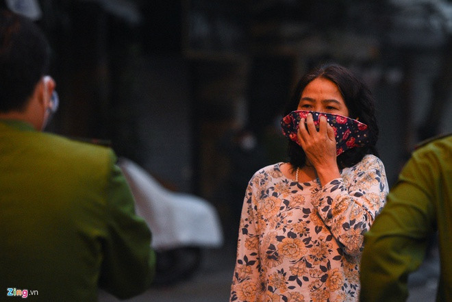 Nếu phải tiếp xúc gần với người khác - trong nhà hoặc trong xe khi trên đường đến bệnh viện (phải gọi điện thông báo trước với cơ sở y tế nếu có nguy cơ nhiễm virus corona), người cách ly và những người xung quanh phải đeo khẩu trang. Trong trường hợp không có khẩu trang y tế, bạn có thể dùng khẩu trang vải hoặc dùng áo, khăn choàng để bịp kín mũi, miệng. Ảnh: Duy Hiệu.