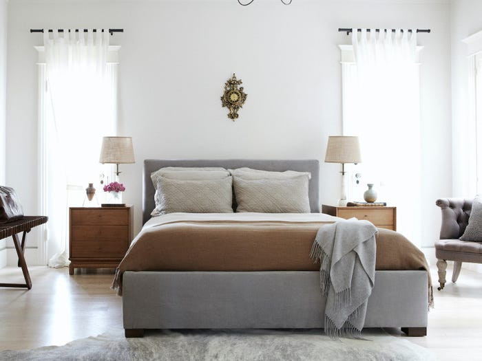 Một yếu tố quan trọng nữa giúp căn phòng thông thoáng hơn là loại bỏ các chi tiết thừa bao gồm nội thất quá cồng kềnh hoặc đồ đạc ít sử dụng.