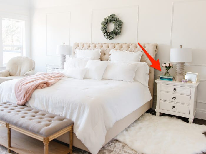 Theo các chuyên gia nội thất, để giúp phòng ngủ tươi sáng hơn không có cách nào dễ dàng hơn việc mang hoa tươi và cây xanh vào nhà.