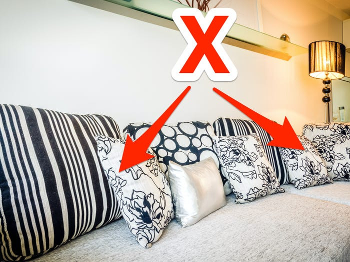 Nếu trên giường ngủ luôn lộn xộn với rất nhiều gối thì hãy sắp xếp lại chúng một cách gọn gàng. Căn phòng sẽ gọn hơn rất nhiều. Nguồn ảnh: Insider. Video: Gợi ý nội thất thông minh cho căn hộ nhỏ. Nguồn: VTC 1