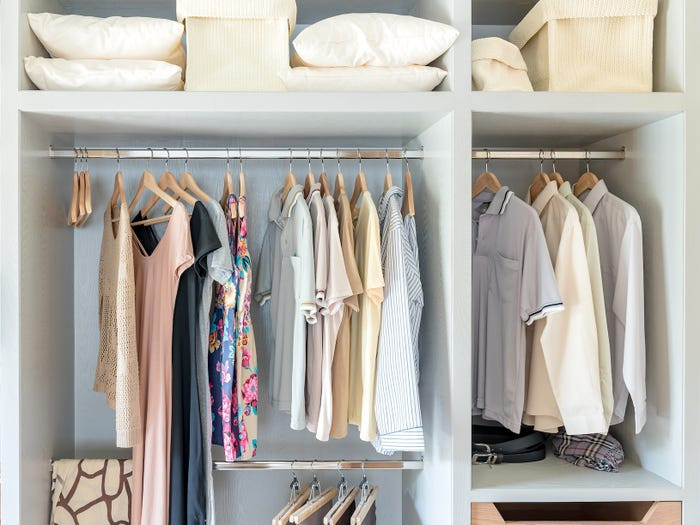 Chẳng cần phải mua mới tủ quần áo, bạn chỉ cần dành chút thời gian sắp xếp gọn gàng, ngăn nắp là gian phòng lại đẹp như mới.