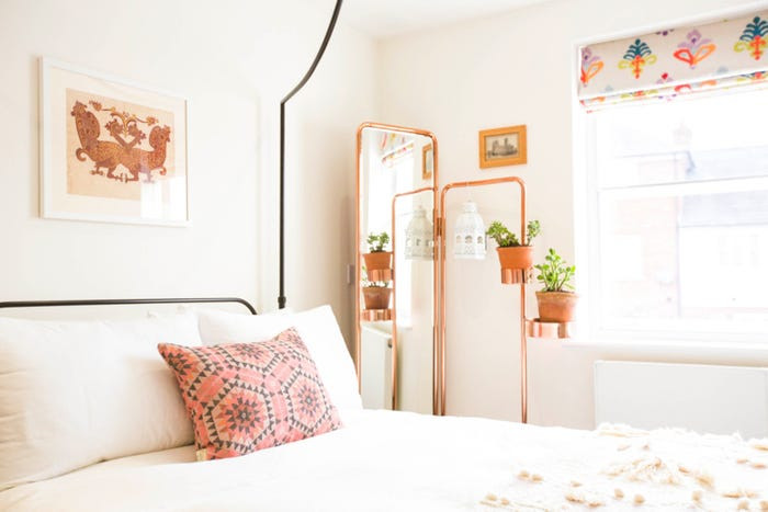 Thay đổi bố cục đồ nội thất cũng có thể mang lại cho căn phòng một cảm giác mới mẻ.