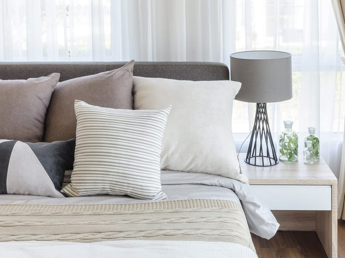 Đơn giản hơn nữa là bạn có thể đổi đèn ngủ khác, mang đến ánh sáng khác lạ cho căn phòng.