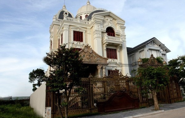 Xây trên khuôn viên rộng 500m2, lâu đài Tạo - Phượng có một sức hút riêng biệt và độc đáo bởi lối kiến trúc Pháp cổ điển cùng nhiều hoa văn chi tiết cầu kỳ, tinh xảo. Ảnh: Một thế giới.