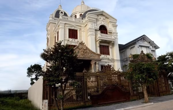 Xây trên khuôn viên rộng 500m2, lâu đài Tạo - Phượng có một sức hút riêng biệt và độc đáo bởi lối kiến trúc Pháp cổ điển cùng nhiều hoa văn chi tiết cầu kỳ, tinh xảo. Ảnh: Một thế giới.