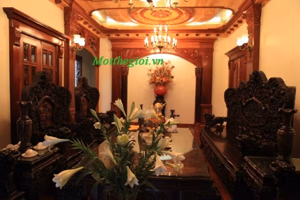 Bộ bàn ghế bằng gỗ quý trong phòng khách được chạm trổ tinh xảo. Ảnh: Một thế giới.
