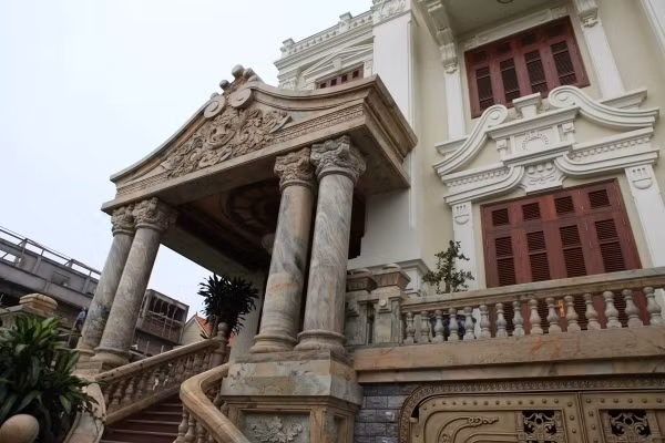 Hệ thống 4 cột trụ đặt nơi tiền sảnh tạo cảm giá khỏe khoắn, bề thế. Cầu thang gắn liền với tiền sảnh làm bằng đá và được thiết kế rất rộng rãi. Ảnh: Người đưa tin.