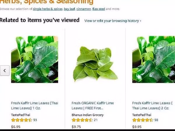 Ở Việt Nam, lá chanh giá "rẻ như cho" nhưng trên trang bán hàng trực tuyến Amazon.com, lá chanh lại được rao bán với giá khoảng 7 USD/1 oz, tương đương 25g. Tính ra 1kg lá chanh sẽ có giá khoảng 6,35 triệu đồng. Ảnh: Amazon.