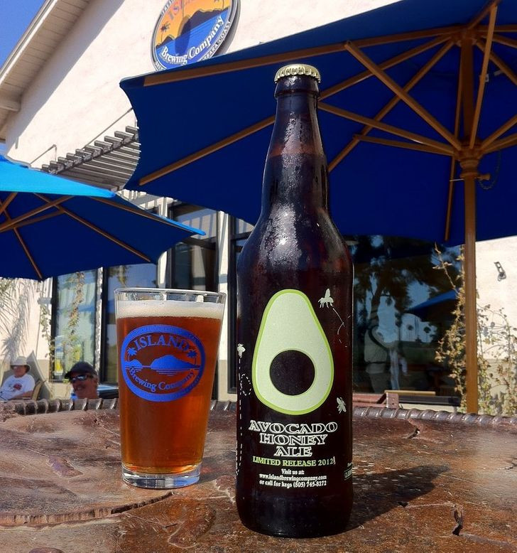 Nhà máy bia Angel City ở Los Angeles, Mỹ là nơi sản xuất ra những chai bia mang hương vị của trái bơ. Hương vị của nó khá đắng lúc mới cho vào miệng, sau khi nuốt thì lại thấy béo như kem.