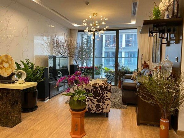 Huyền My cho biết, hoa giúp các gian phòng thêm phần tươi tắn và lãng mạn.