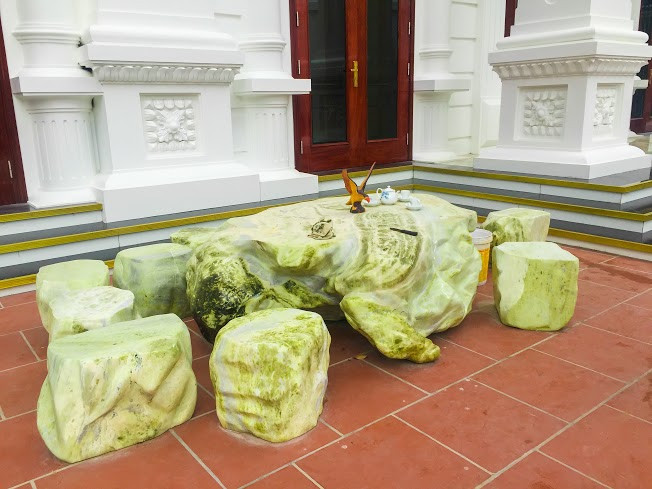 Bàn uống trà đặt ngay phía mặt trước tòa lâu đài.