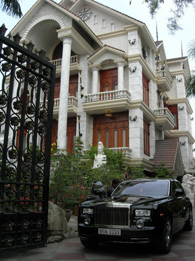 Căn biệt thự của bà Diệu Hiền nằm trên đường 30/4, phường Hưng Lợi, quận Ninh Kiều, Cần Thơ cũng được liệt vào danh sách những biệt thự đẹp ở Việt Nam.