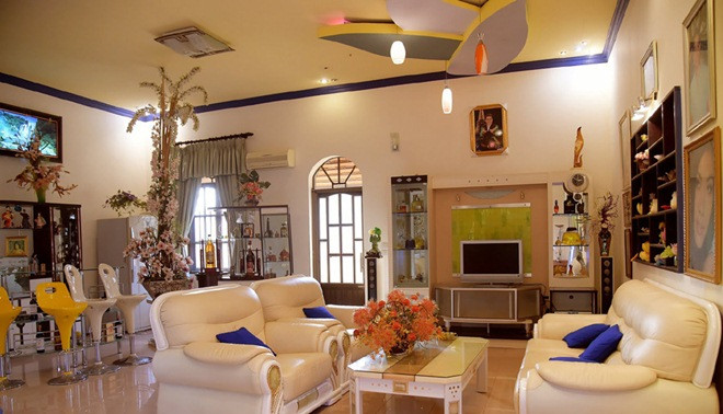 Nội thất bên trong đều toát lên sự sang trọng với gam màu chính là vàng đồng và trắng.