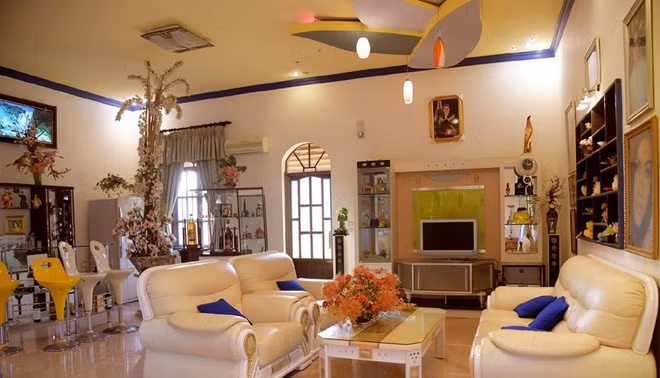 Nội thất bên trong đều toát lên sự sang trọng với gam màu chính là vàng đồng và trắng.