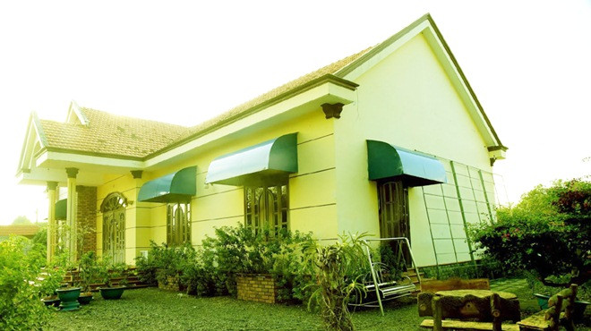 Nữ đại gia 10 lần tổ chức đám cưới ồn ào với MC Thanh Bạch - "Bà trùm" Thúy Nga sở hữu một dinh thự hoành tráng với diện tích hơn hơn 10.000m2.