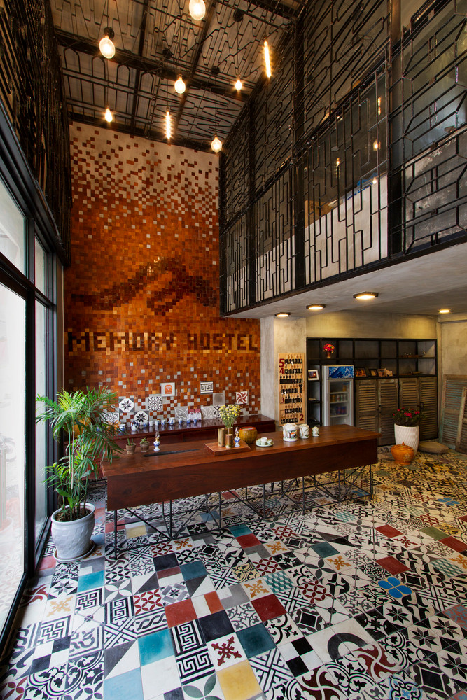 Gam màu nâu sữa cổ điển chủ đạo kết hợp các đường nét trang trí gợi cảm giác xưa cũ tạo ra sự gần gũi với văn hóa người Việt.