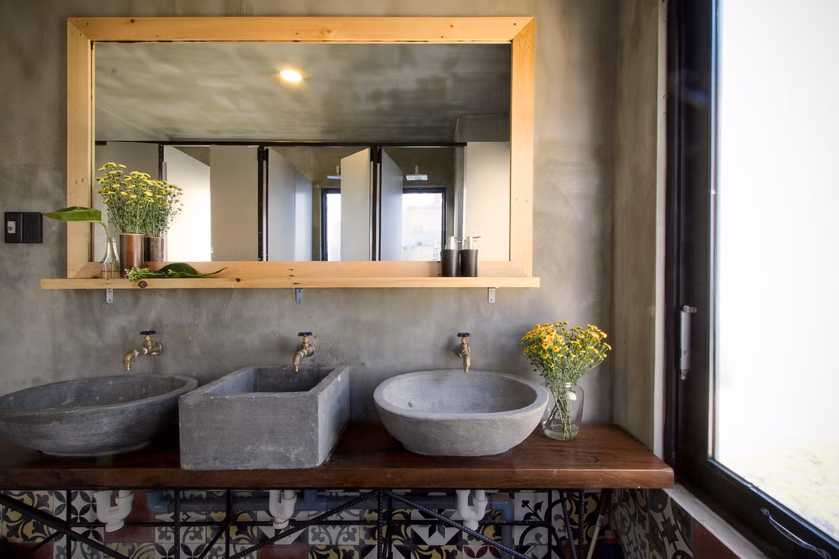 Bồn rửa mặt mộc mạc mà ấn tượng.