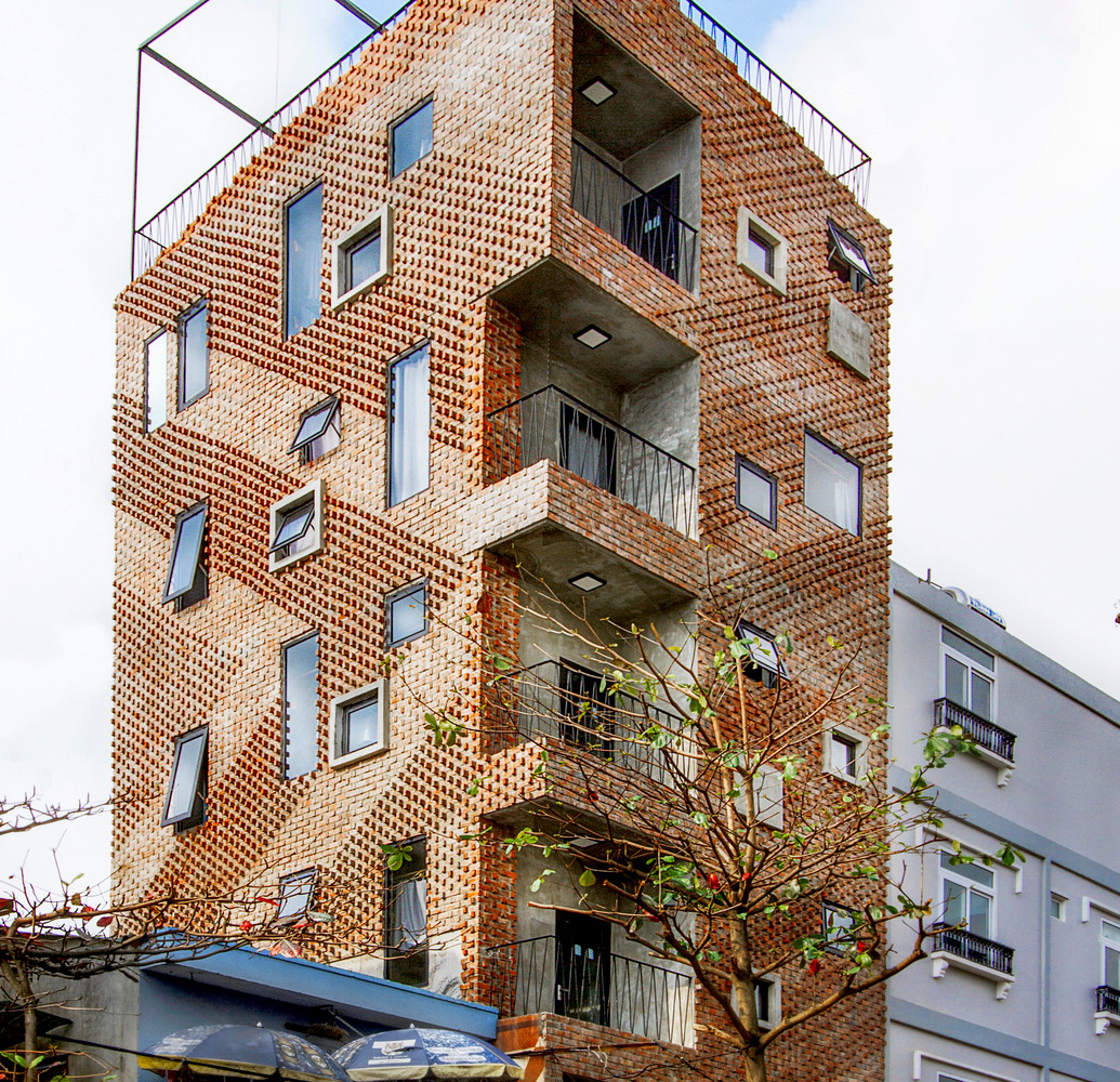 Khác với bất cứ khách sạn nào, bên ngoài Memory Hostel được phủ bởi gạch nung và sắp xếp có tính nghệ thuật.