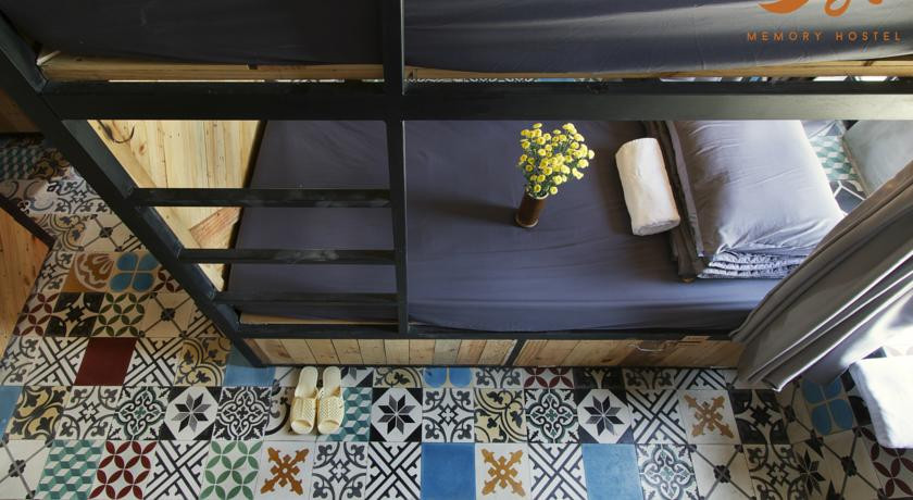 Phòng nghỉ lát gạch hoa đậm chất nghệ thuật.