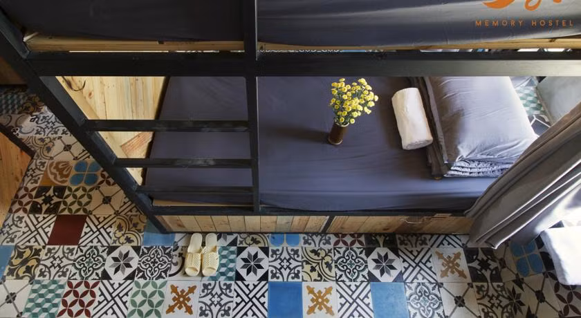 Phòng nghỉ lát gạch hoa đậm chất nghệ thuật.