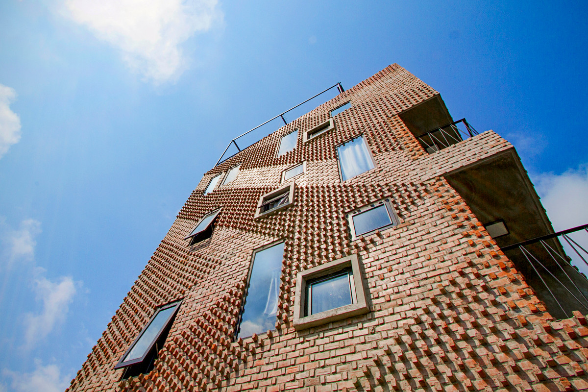 Các ô cửa sổ nhỏ đảm bảo lấy ánh sáng cho mỗi phòng.