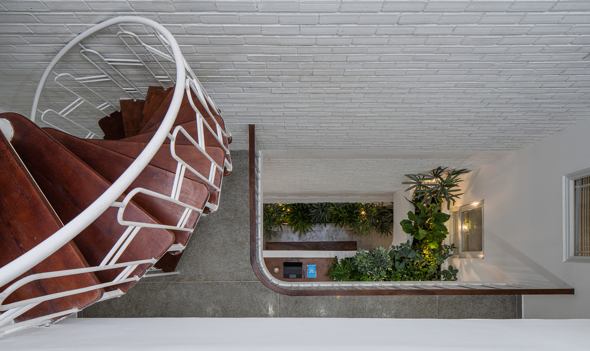 Để đảm bảo đầy đủ các chức năng cần có hằng ngày của nhà phố, đội ngũ kiến trúc sư đã thi công thêm một tầng thứ 2, mở rộng không gian sống cho gia chủ đồng thời thiết kế một sân thượng.