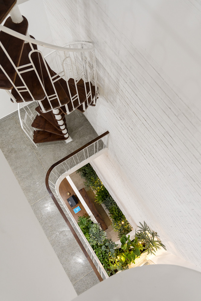 Điều này vừa đáp ứng được các yêu cầu của gia chủ, vừa không dẫn đến quá nhiều thay đổi đối với các cấu trúc cũ (việc thay đổi cấu trúc cũ của căn nhà cần phải có giấy phép cải tạo).