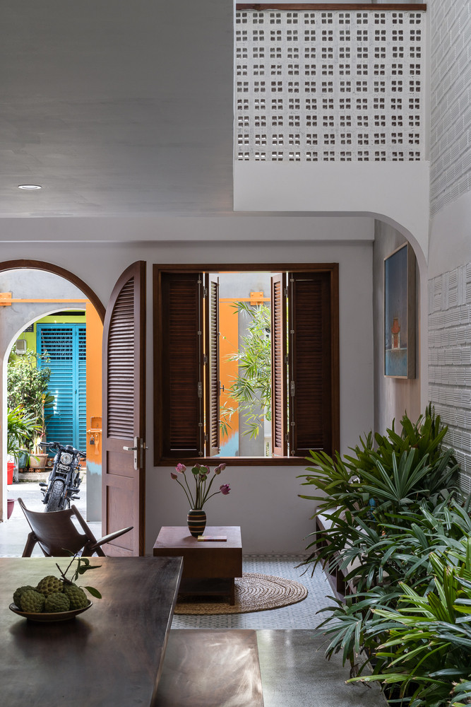  Căn nhà vừa hiện đại vừa pha nhiều nét cổ kính với nội thất đa phần được làm từ gỗ.