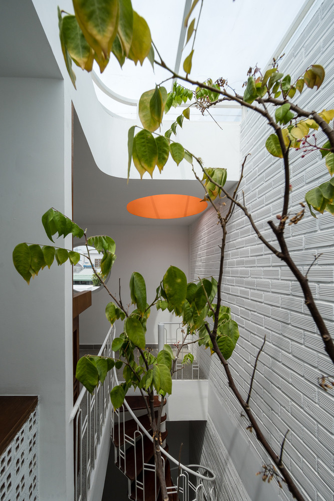 Một giếng trời theo chiều dọc thằng đứng tạo ra một hệ thống hài hòa giữa không gian động và không gian tĩnh trong nhà.