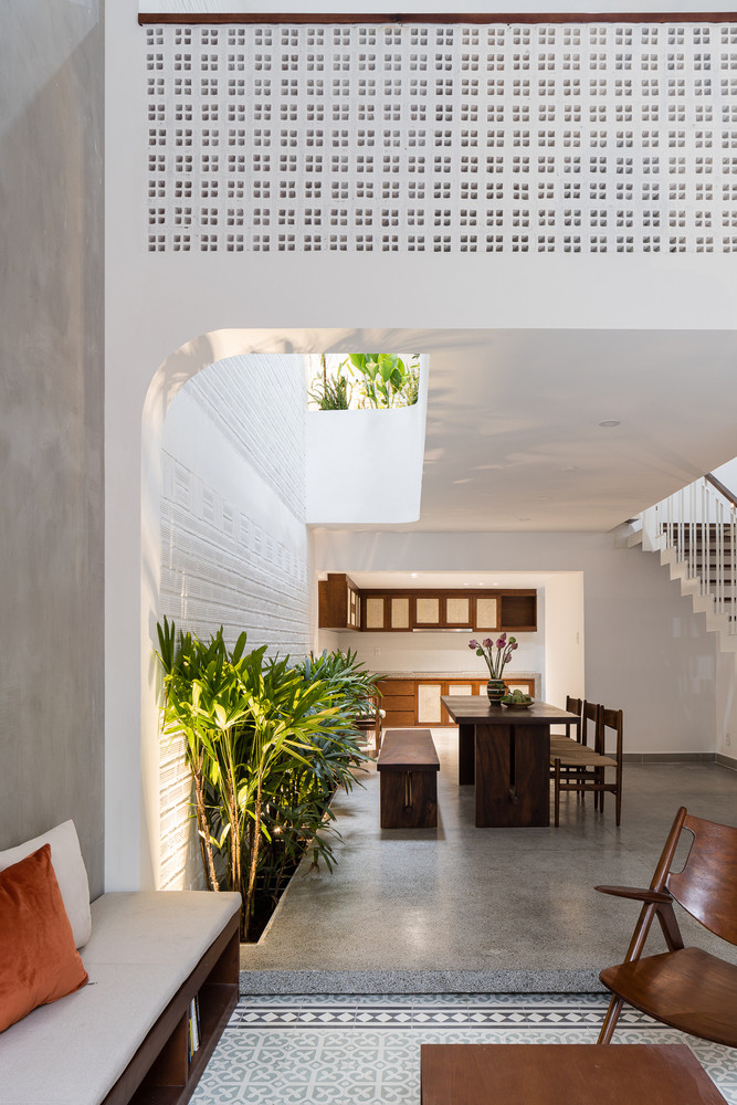 Các yếu tố tự nhiên như cây xanh, nắng, gió lan rộng từ ngoài trời cho đến bên trong mang lại sự cân bằng cần thiết.