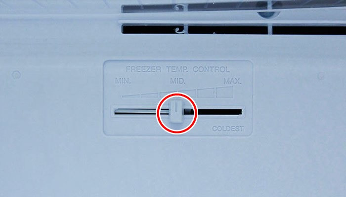 Nút điều chỉnh thứ hai là nút chỉnh gió tại ngăn đá. Kéo nút này về bên phải sẽ làm ngăn mát tủ lạnh không mát. 