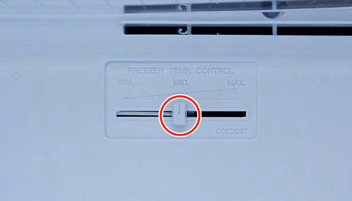 Nút điều chỉnh thứ hai là nút chỉnh gió tại ngăn đá. Kéo nút này về bên phải sẽ làm ngăn mát tủ lạnh không mát. 