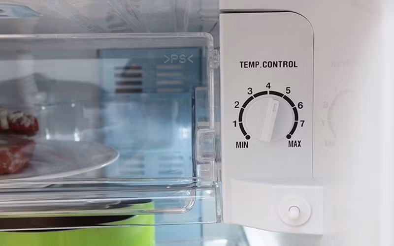 Khi tủ lạnh chứa nhiều thực phẩm, bạn nên điều chỉnh nút nhiệt độ này tăng lên. Khi ngăn mát chứa ít độ nhưng ngăn đá chứa nhiều đồ, bạn cũng phải chỉnh nút này tăng lên. Nếu không, ngăn mát sẽ không đủ lạnh. 
