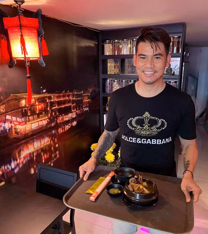 Sau khi giải nghệ nhà vô địch AFF Cup 2008, Huỳnh Quang Thanh có hướng đi riêng cho mình trong công việc kinh doanh. Anh hiện làm ông chủ quán ăn Minh Ký ở quận 5 TP.HCM. Ảnh: Dân Việt. Video: Huỳnh Anh muốn chia tay sau ồn ào của Quang Hải? Nguồn: VTC Now