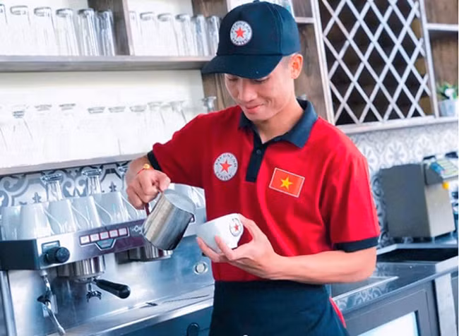 Được biết, trung vệ Bùi Tiến Dũng đã chi khoảng gần 2 tỷ để khởi nghiệp kinh doanh cà phê. Hiện, lĩnh vực kinh doanh của Dũng khá thuận lợi. Ảnh: Dân Việt.