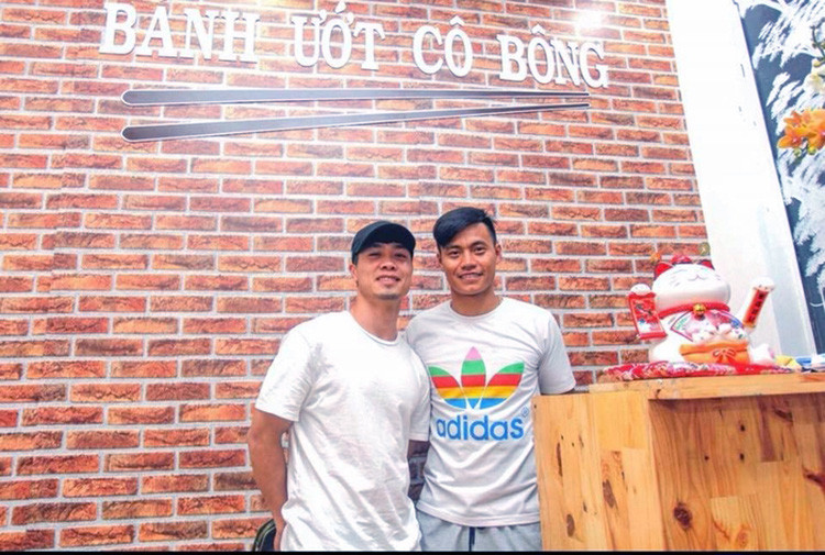 Sau nhiều năm khoác áo HAGL, Tạ Thái Học đã chính thức có thương hiệu riêng bằng việc mở quán bánh ướt Cô Bông. Ảnh: Dân Việt.