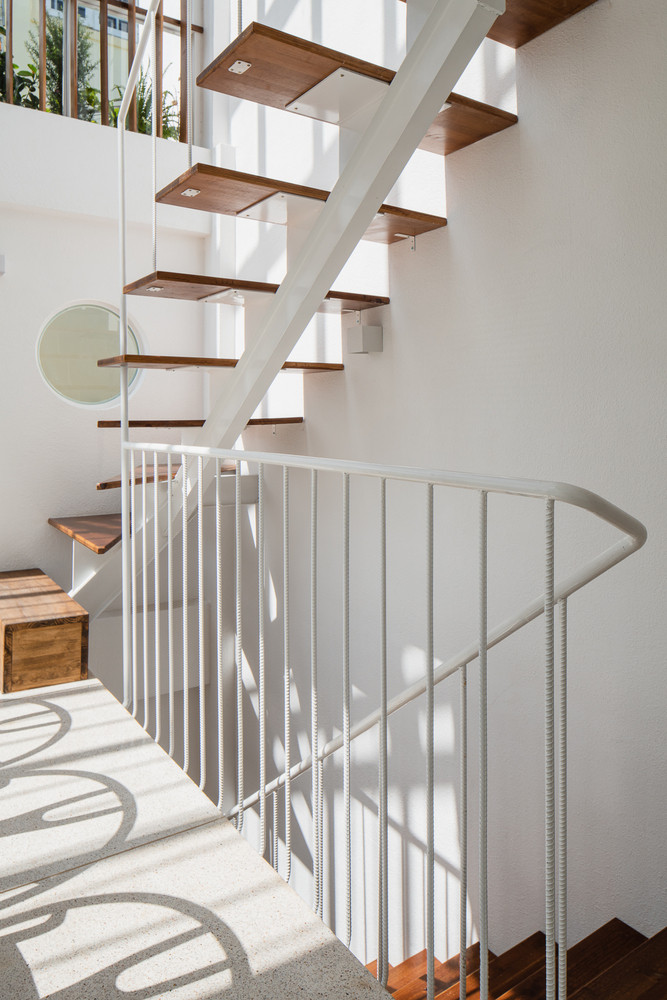 Cầu thang cũng đón được ánh sáng nhiều nhất có thể.