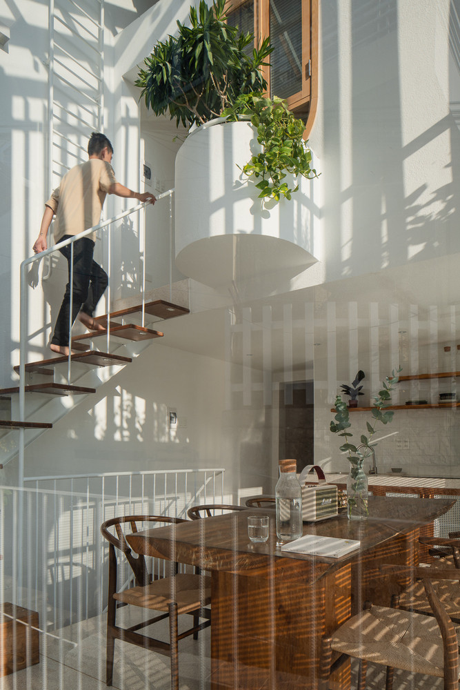 Kiến trúc sư đã sử dụng các ô cửa, lam gỗ để tạo những tia nắng xuyên qua kẽ lá.