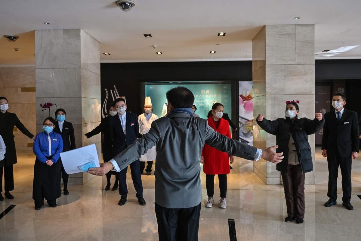 10h sáng hàng ngày, nhân viên khách sạn 5 sao tập trung để rèn luyện thể chất để tăng cường sức đề kháng. Ảnh: Ibtimes.