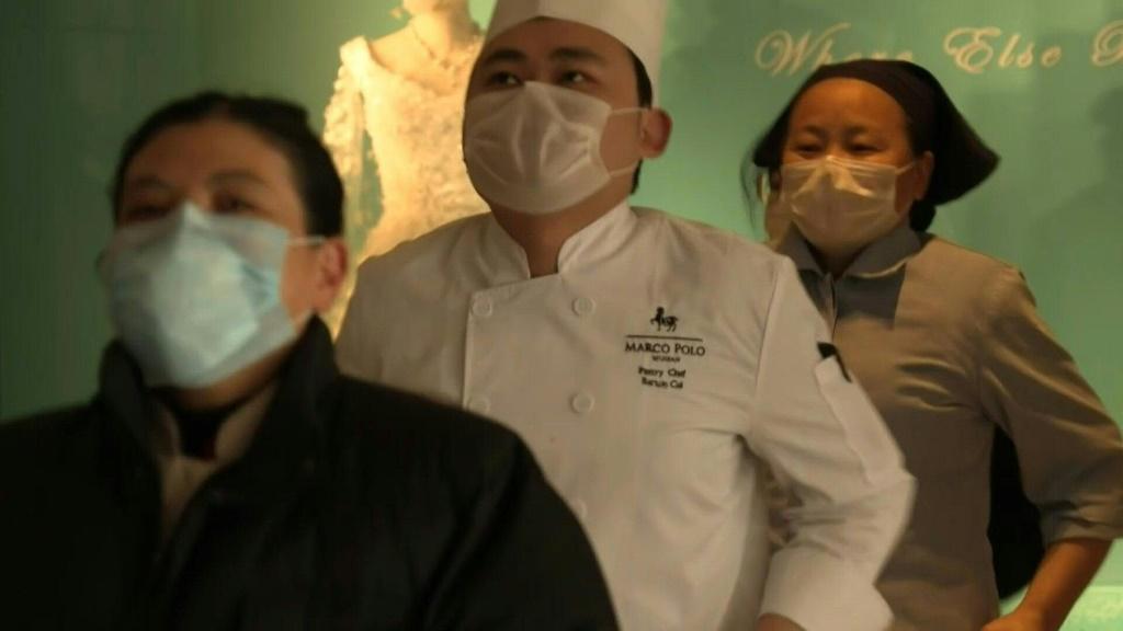 Nhân viên khách sạn chật vật chống chọi với nỗi buồn chán vì vắng khách. Ảnh: Ibtimes.