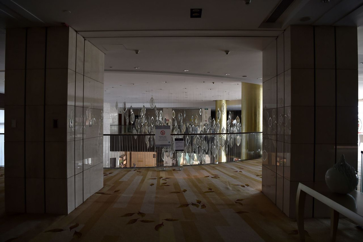 Hành lang khách sạn vắng bóng người qua lại. Ảnh: Straitstimes.