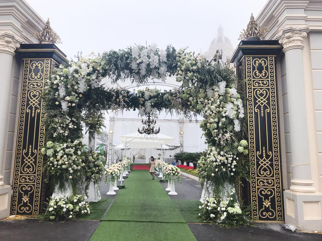 Thêm nữa, địa điểm tổ chức đám cưới là tòa lâu đài 7 tầng, rước dâu bằng dàn siêu xe Rolls-Royce Phantom và Benley và không gian tiệc cưới như cổ tích...Ảnh: Zing. Video: Đại gia Việt lùng sục cá ‘khủng long 6 sừng. Nguồn: VTC14.