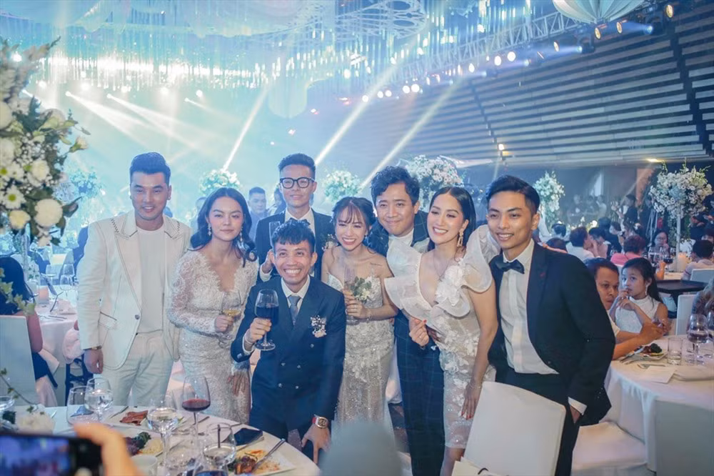 Tiệc cưới con gái Minh Nhựa được tổ chức tại một trong những trung tâm hội nghị lớn nhất Sài Gòn. Theo tin nhắn từ một người bạn thân của đại gia Minh Nhựa tiết lộ thì chi phí bữa tiệc ở trung tâm lên tới 20 tỷ đồng. Ảnh: Lao động.