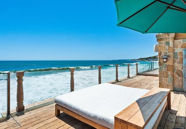 Biệt thự rộng 4.000 m2 được thiết kế với 4 phòng ngủ và 4 phòng tắm hiện đại.